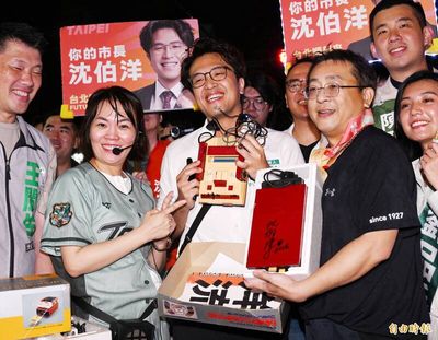 「洋流」無懼大雨塞爆師大夜市！他拿這個求簽 沈伯洋眼睛亮了