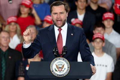 JD Vance argues with heckler during Florida rally ahead of midterms