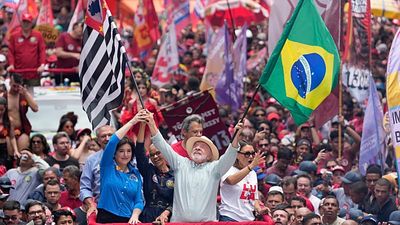 Brazil's Lula and Flávio Bolsonaro wrap up campaigns on eve of tight vote
