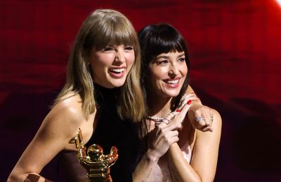 Taylor Swift makes surprise Saturday Night Live appearance