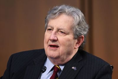 Senator on Trump: "0 to a-hole in 3 sec"
