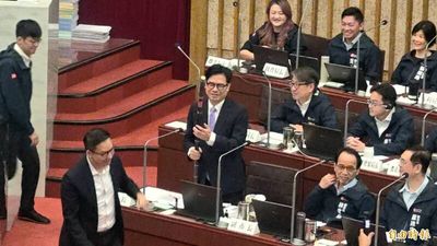 高市議員酸爆蔣市長 送「甘蔗」給陳其邁喊記得帶回去