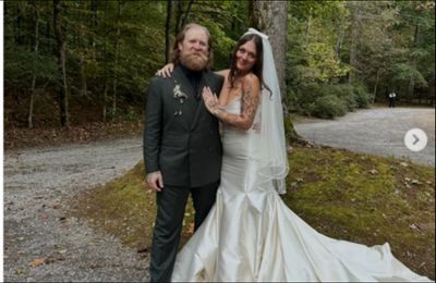 Elle King and Dan Tooker tie the knot