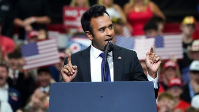 Vivek Ramaswamy invites a 10-year-old on stage at a Donald Trump rally. Then he tries to lift him up and nearly drops him: ‘Big guy!’