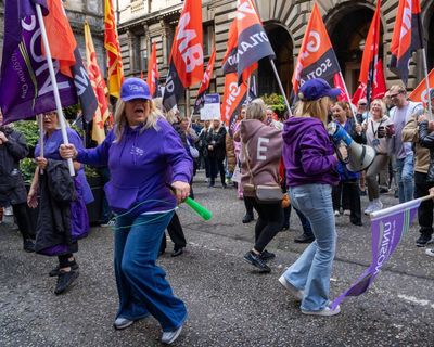 Glasgow city council reaches pay deal with union to avert fire-and-rehire plan