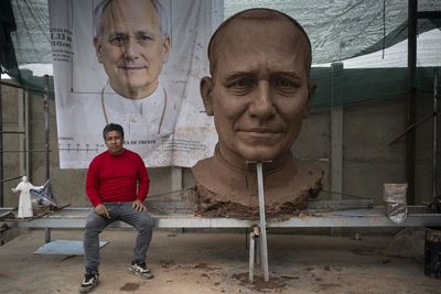 Peru Prepares to Receive Leo XIV With a 14-Meter Statue and Gifts Made by Inmates