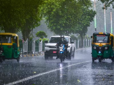 Light rain likely in Delhi as city records low of 25.2 deg Celsius; AQI 'moderate'