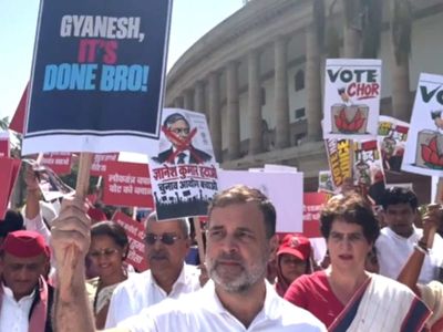 Barricades, slogans and a gatecrash: INDIA bloc’s march to EC turns dramatic