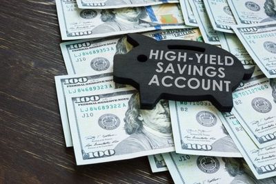 Too Much Cash in a HYSA? Investors Are Rethinking When to Move Money Into the Market
