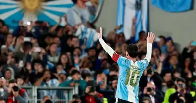 Video phút thứ 10 trận đấu tạm dừng khiến Messi ngơ ngác, toàn thể khán giả tri ân siêu sao