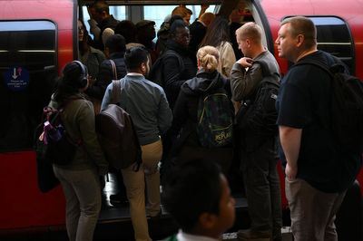 London travel news LIVE: Piccadilly line part suspended after signal failure