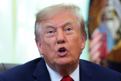 White House calls reporter Trump swatted away ‘whiny Fake News loser’