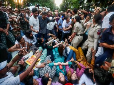 3 more FIRs against Rahul Gandhi, Priyanka Gandhi, cases of alleged assault on police personnel during Wednesday protests