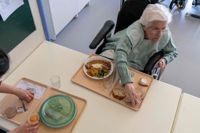 Dementia Patients Overweight or Obese at Diagnosis Had Up to 27% Lower Death Risk, Raising Caregiver Nutrition Questions