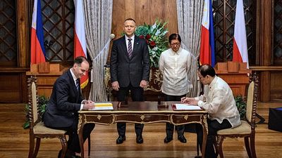 Manny Pacquiao hosts Polish president Karol Nawrocki for Manila boxing workout