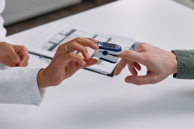 A Pulse Oximeter Showed a Calm Woman's Heart Rate Swinging From 40 to Over 100, and White Nail Polish Was the Likely Culprit
