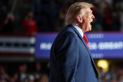 Trump resorts to body-shaming after hecklers interrupt rally at least 7 times