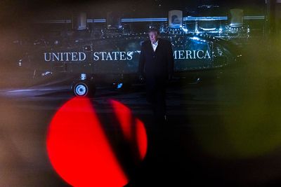 Trump on the stump: Extreme lines, vague threats