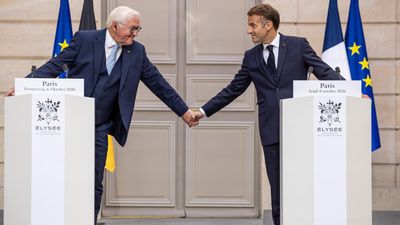 "Les Allemands vont rester de bons Européens", promet à Paris le président Steinmeier