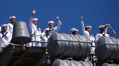 US aircraft carrier Abraham Lincoln returns to San Diego after record deployment