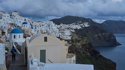 Santorini: Wine, gastronomy and unique experiences beyond the famous sunsets