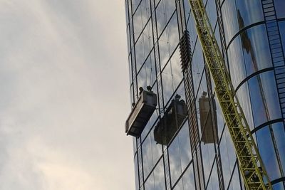 Window cleaners become trapped on 15th floor of London skyscraper