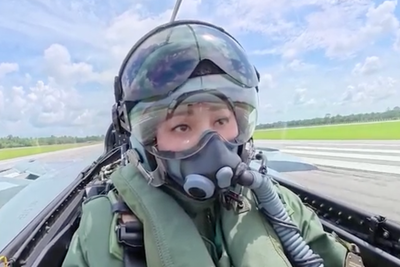 Queen of Thailand completes first solo flight as fighter jet pilot