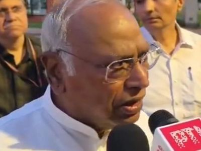 'Jo darta hai vo aaj nahi toh kal marta hai': Kharge invokes iconic Sholay dialogue to slam govt