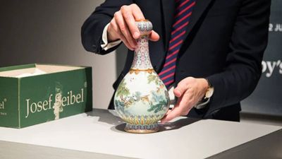 French family finds rare Chinese vase in attic, takes it to Sotheby’s in shoebox; sells for €16.18m