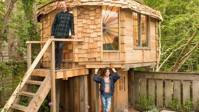12-year-old girl gives father £500 to build mushroom-shaped house; it wins Shed of the Year 2017