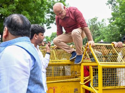 AAP holds protest against CEC in Chandigarh, backs CJP stir call; Sisodia, other leaders detained