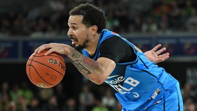 United mow down Phoenix in NBL Melbourne derby