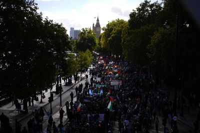 Thousands of pro-Palestine protesters begin march through London