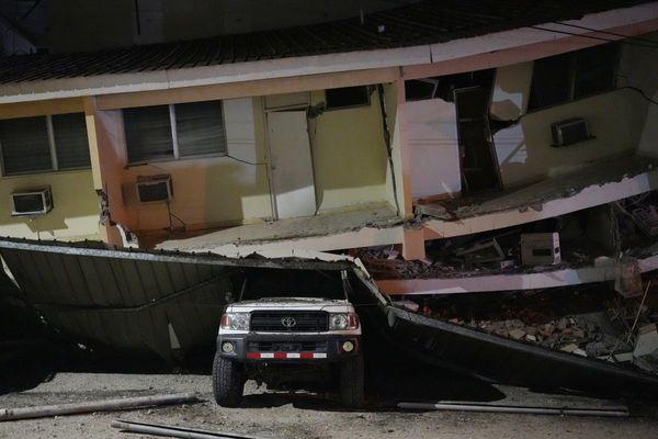 Unnerved Panamanians sleep in streets as aftershocks rattle quake-hit towns