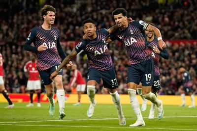 Solanke strikes late as 10-man Spurs salvage point at Manchester United