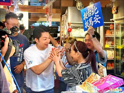 蔣萬安市場拜票 遇綁洋流飄帶未握手