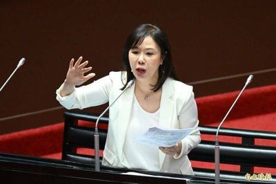 李彥秀扯社工發毒品拒道歉 張育萌點名蔣萬安：認同你的發言人嗎？