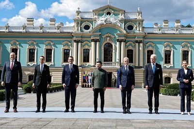 Zelenskyy rallies allies as Putin stalls