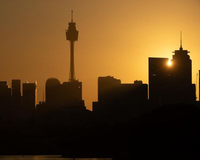 Total fire ban for Sydney, with high temperatures and risk of bushfires from ‘dry lightning’