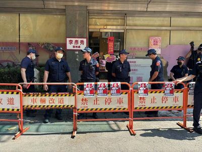 北市社工職業工會赴李彥秀服務處抗議要她道歉！遇拒馬、警力阻擋