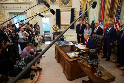 Trump steps up war on media as DOJ investigates 5 TV networks over White House pool coverage