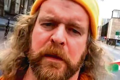 Comedian accused of abusing Jewish audience to end libel claim against theatre due to costs