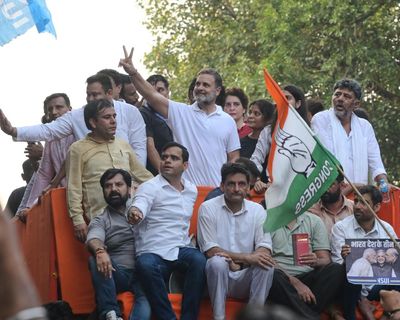 Indian opposition figures lead march to police barricades around supreme court