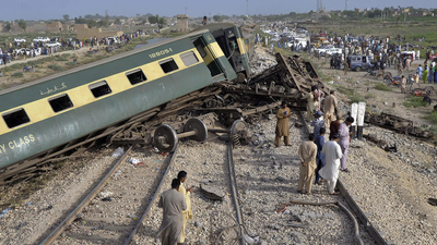 6 killed, several injured as passenger train derails in Pakistan's Punjab