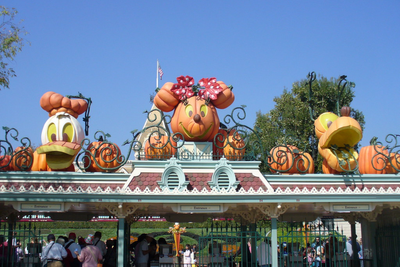 Disneyland on Alert After Suspicious Device Found Near Park Entrance as Police Launch Probe