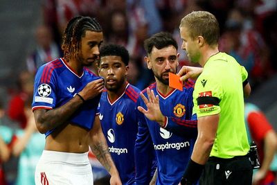 Why was Leny Yoro sent off for Manchester United at Atletico Madrid?