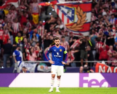 Barrios strikes after 53 seconds as Atlético pile misery on 10-man Manchester United