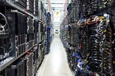 Wall Street Bets Big on AI at Six-Year Highs as Nearly Half of Fund Managers Predict a 2027 Crash