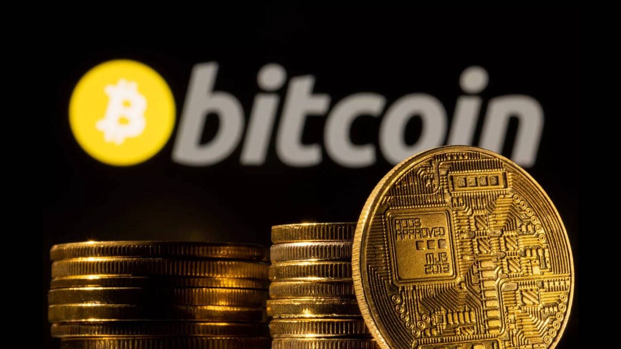 Bitcoin hovers near $83K as Asian stock sell-off triggers over $800 million in crypto liquidations