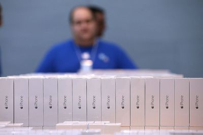 Smartphone sales plummet to lowest level in 14 years